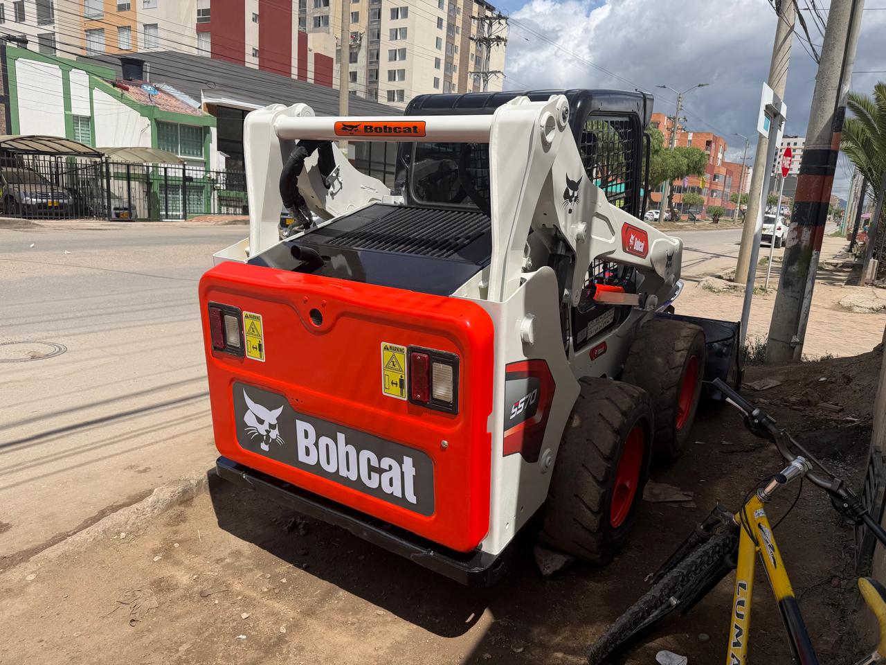 WhatsApp Image 2026-03-10 at 7.59.02 PM PESC-003 Minicargador BobCat 570 - Imagen 1