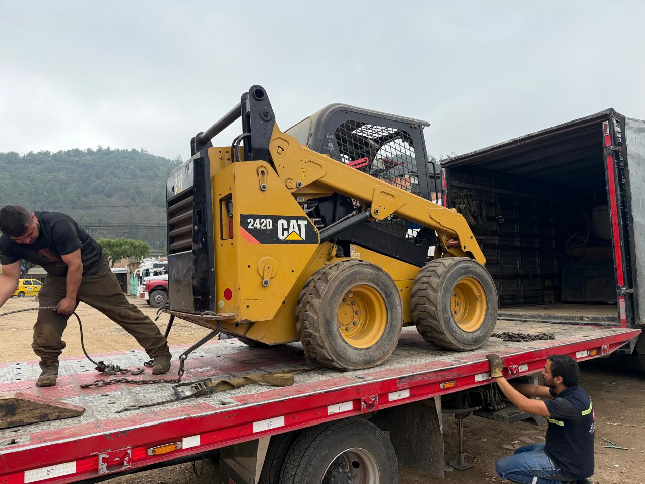 WhatsApp Image 2026-03-10 at 8.01.13 PM (1) PESC-006 Minicargador Caterpillar 242D - Imagen 1